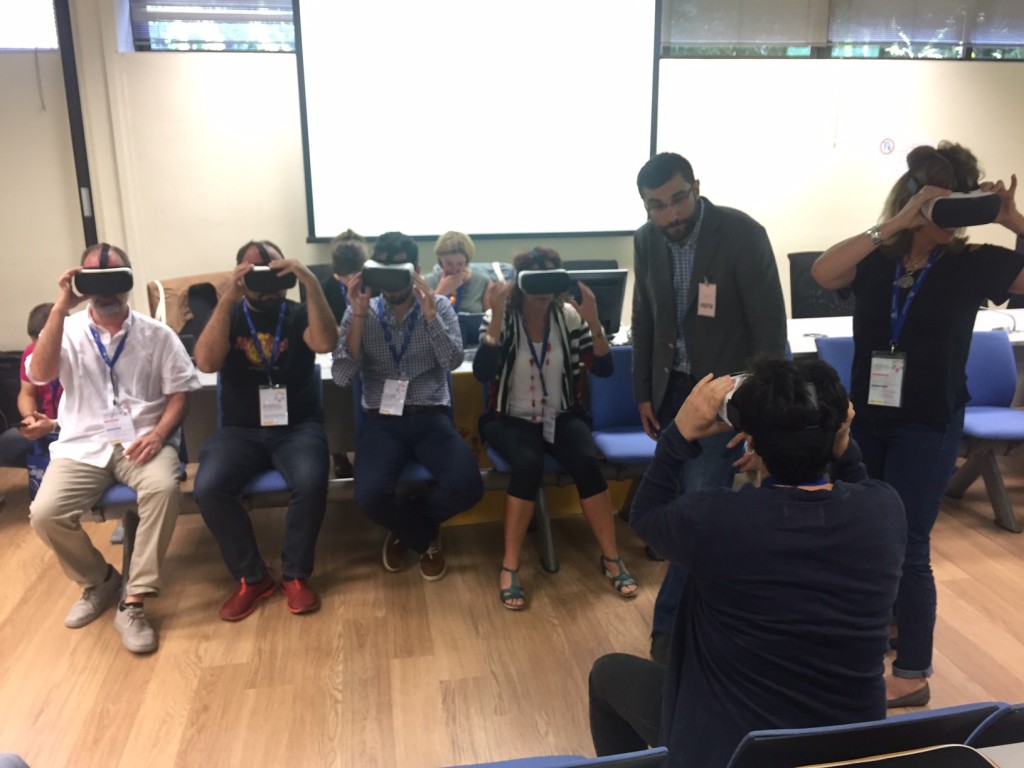 Grupo de embajadores probando las gafas de Realidad Virtual