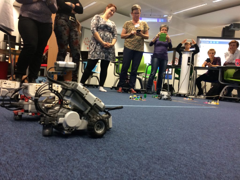 Docentes probando robots creados con LEGO Mindstorm para que sigan un trazado