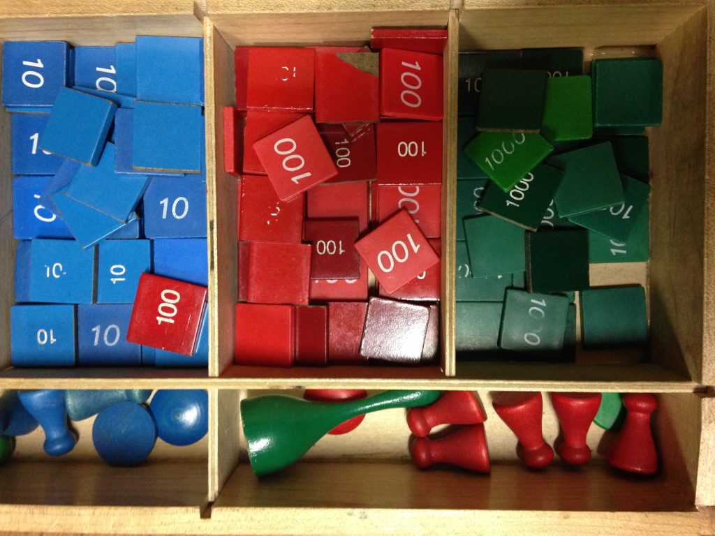 “Montessori Learning Tools Games Counting Math” de Steven Depolo bajo licencia CC Reconocimiento 2.0