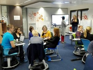 Trabajando en grupos durante el taller en el FCL de Bruselas
