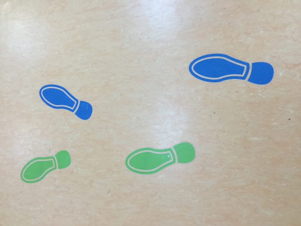 Huellas en vinilo de pisadas que orientan a cada espacio del aula