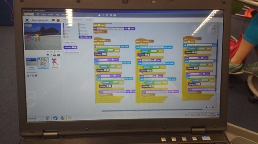 Fotografía de una pantalla de ordenador con Scratch