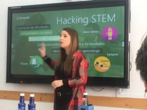Mujer exponiendo diapositivas