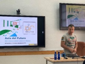 Persona presentando el proyecto