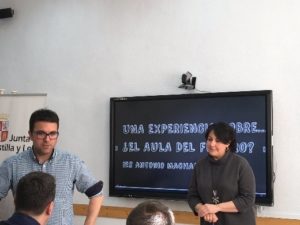 Personas charlando en la ponencia