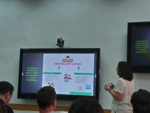 Mujer realizando una presentación