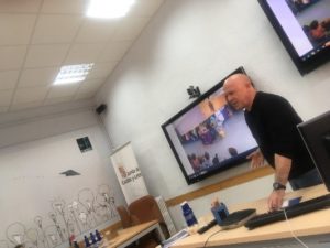 Persona exponiendo el proyecto