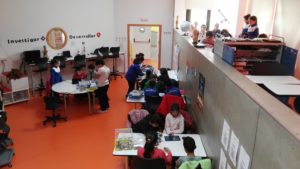 Alumnado de ambos centros realizando actividades de programación y robótica en el Aula del Futuro.