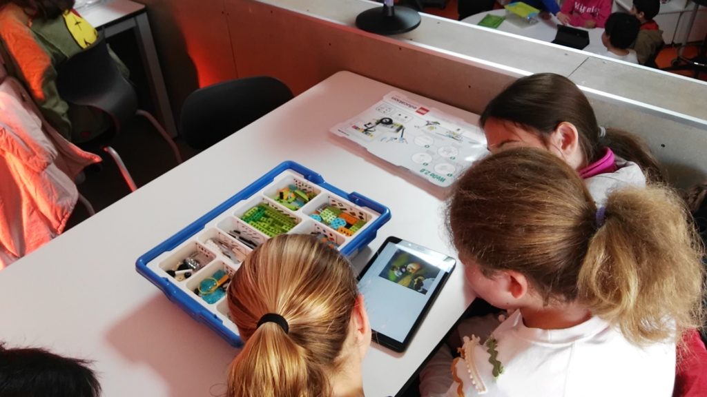 Niños trabajando con una tablet