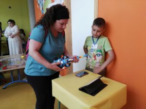 Alumnos muestran como se programa a Vernie el robot