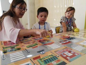 Alumnos proponen retos a las familias usando Bee-Bot.