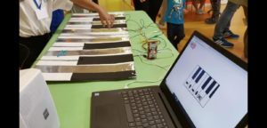 Piano construido por los propios alumnos conectado a una placa Makey Makey