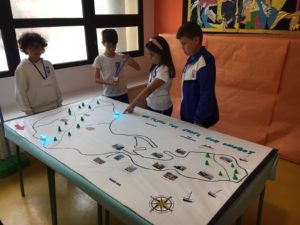 Ozobots siguiendo un recorrido por el mapa de Ceuta y siguiendo las instrucciones programadas con rotuladores de colores