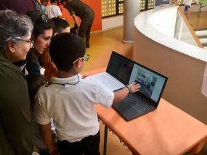 Alumnos mostrando sus proyectos Scratch 3.0