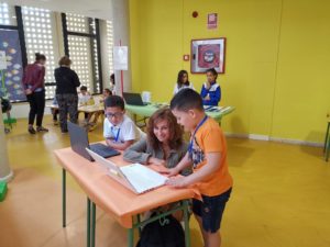 Alumnos mostrando sus proyectos Scratch 3.0