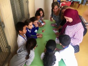 Alumnas muestran sus proyectos de máquinas simples