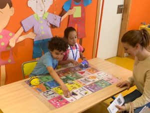 Alumnos proponen retos a las familias usando Bee-Bot