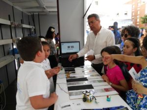 Alumnado en el stand del Aula del Futuro.