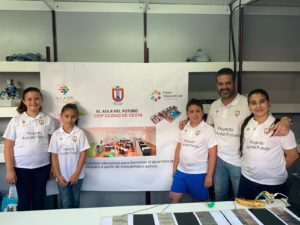 Representantes de alumnos y alumnas junto al Embajador local del Aula del Futuro, Francisco Gómez.