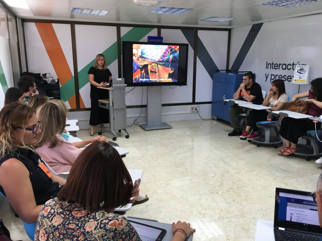 Grupo de personas atendiendo a la explicación