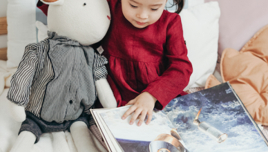 Niña leyendo una revista