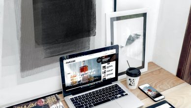 Escritorio con portátil y revistas