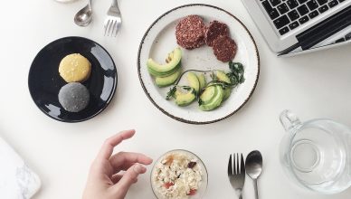 Mesa con comida y portátil