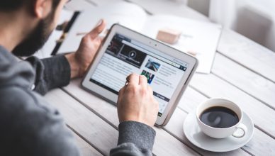 Imagen de tablet con noticias