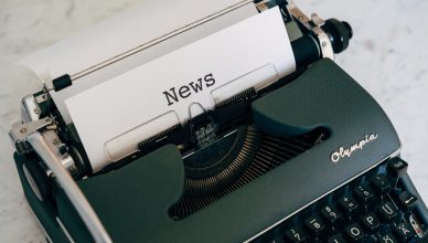 Imagen de maquina de escribir con folio que tiene de título "noticia"