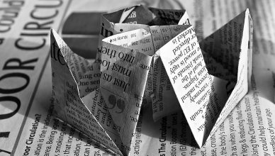 Figura de origami con periódico