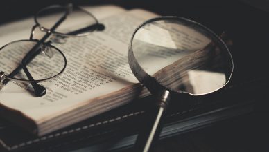 Imagen de libro, gafas y lupa