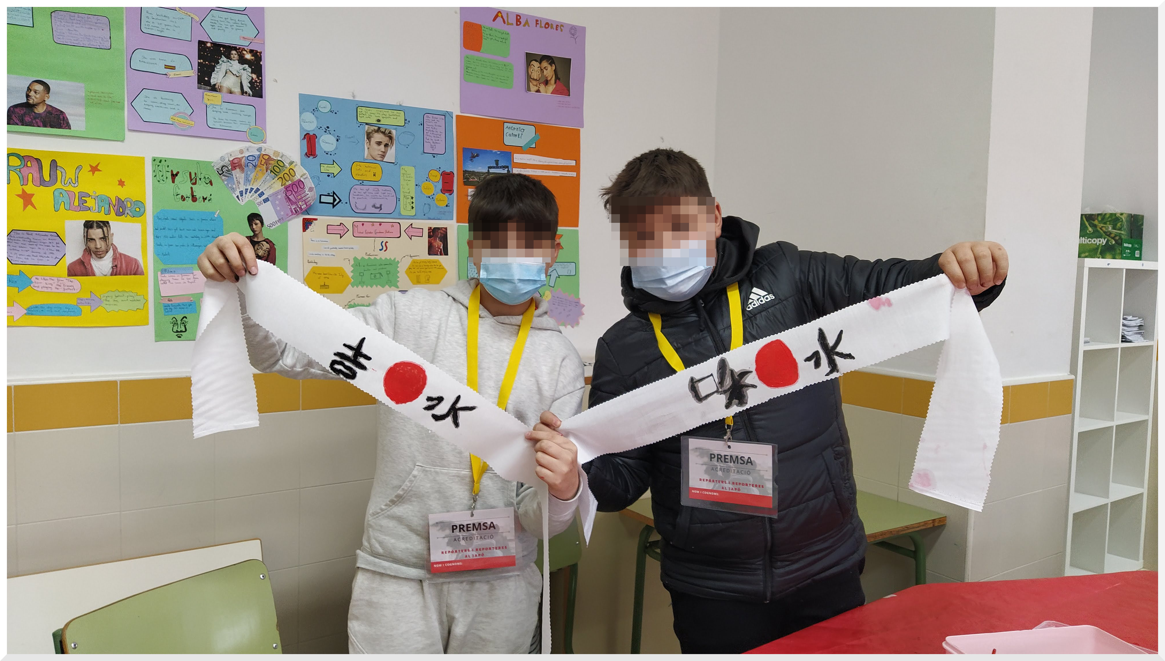 Dos estudiantes haciendo la actividad Opening Japó Geogràfic: Conociendo la cultura japonesa 