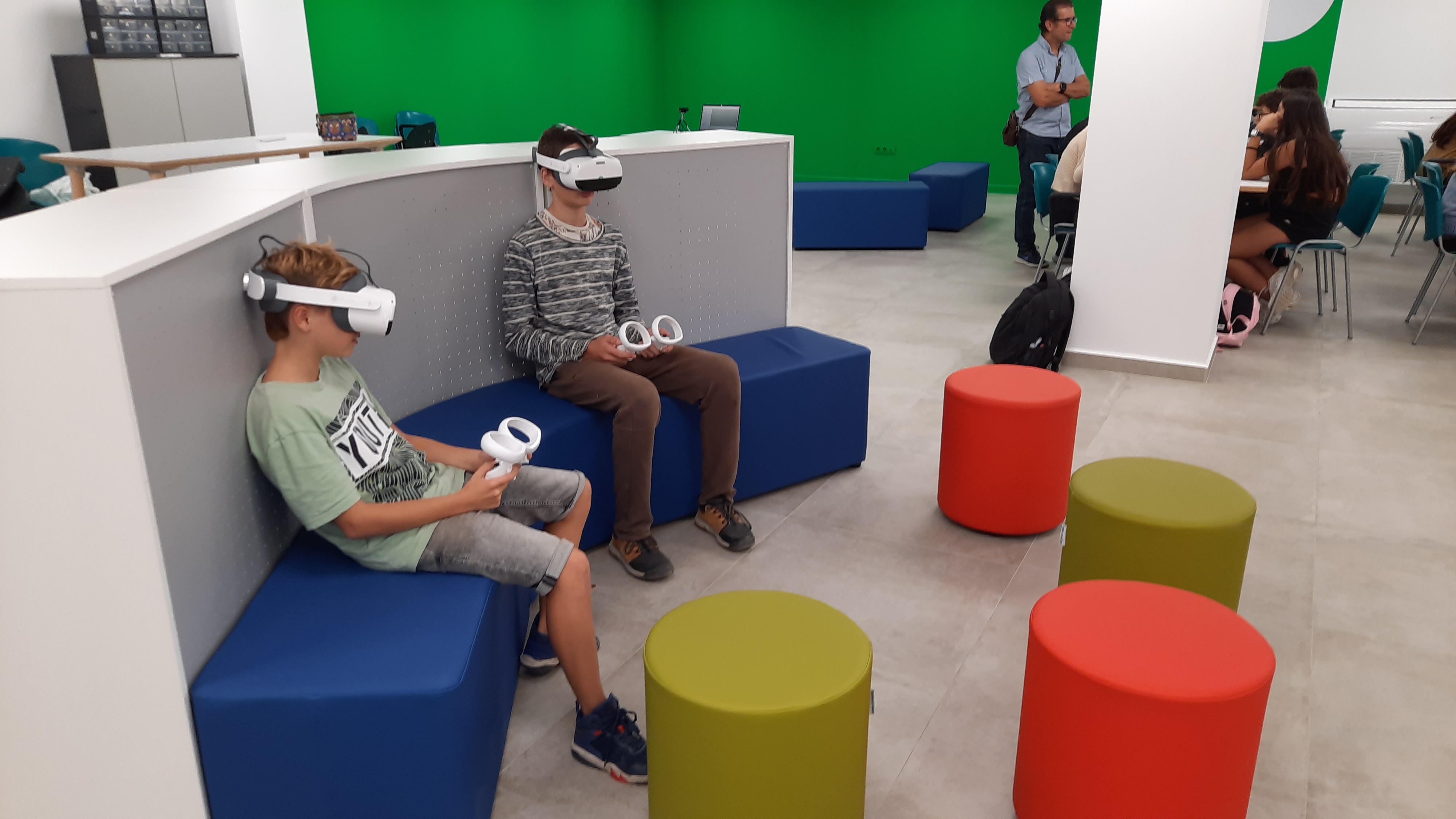 Dos estudiantes de gafas de realidad virtual