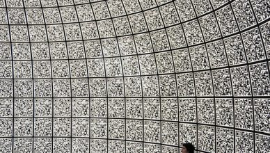 Mujer sentada en un espacio circular con cúpula