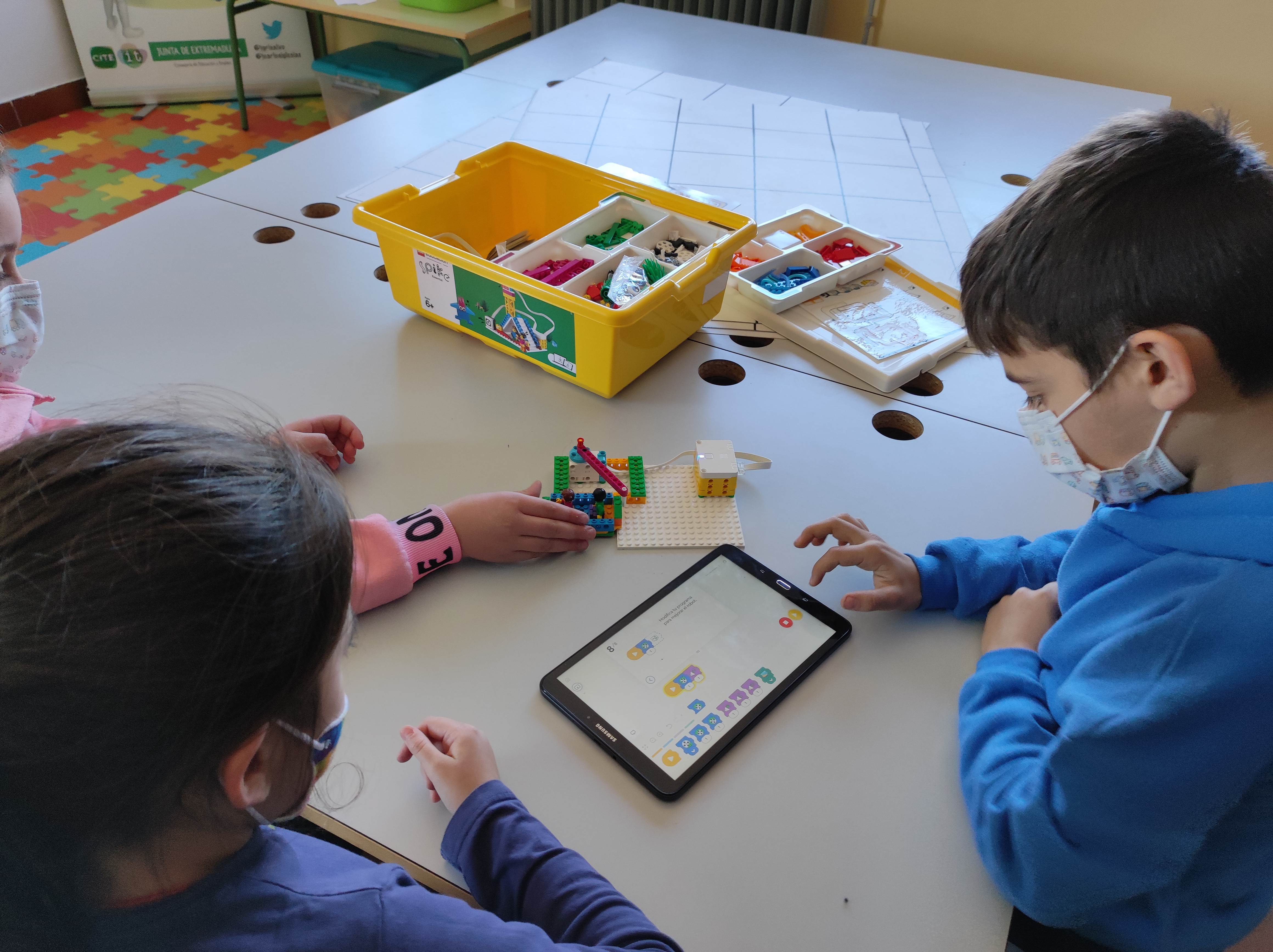  Zona Investiga e Intercambia con alumnado trabajando en Scratch y Lego Spike
