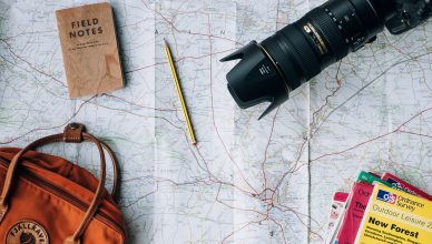 Objetos de viaje como cámara, mochila y mapas