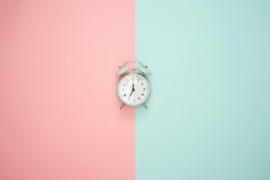 Reloj de mesilla en fondo bicolor rosa y azul