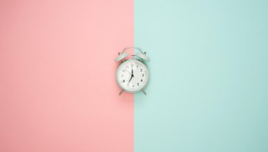 Reloj de mesilla en fondo bicolor rosa y azul