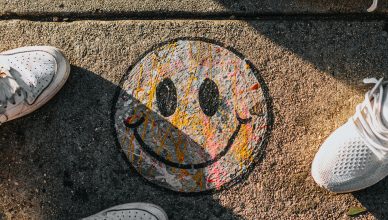 Cara feliz dibujada en el suelo