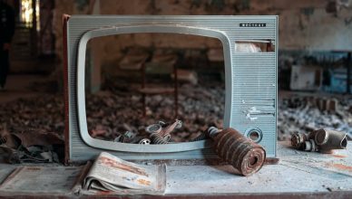 Estructura de televisor antiguo abandonado sin pantalla
