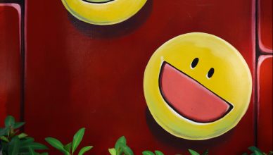 Caras felices en la pared