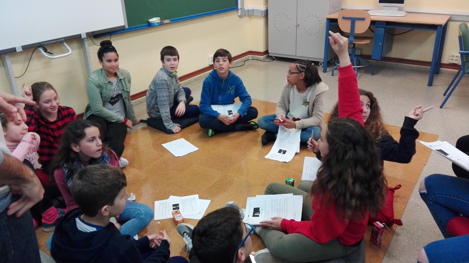 Estudiantes sentados en círculo haciendo una puesta en común