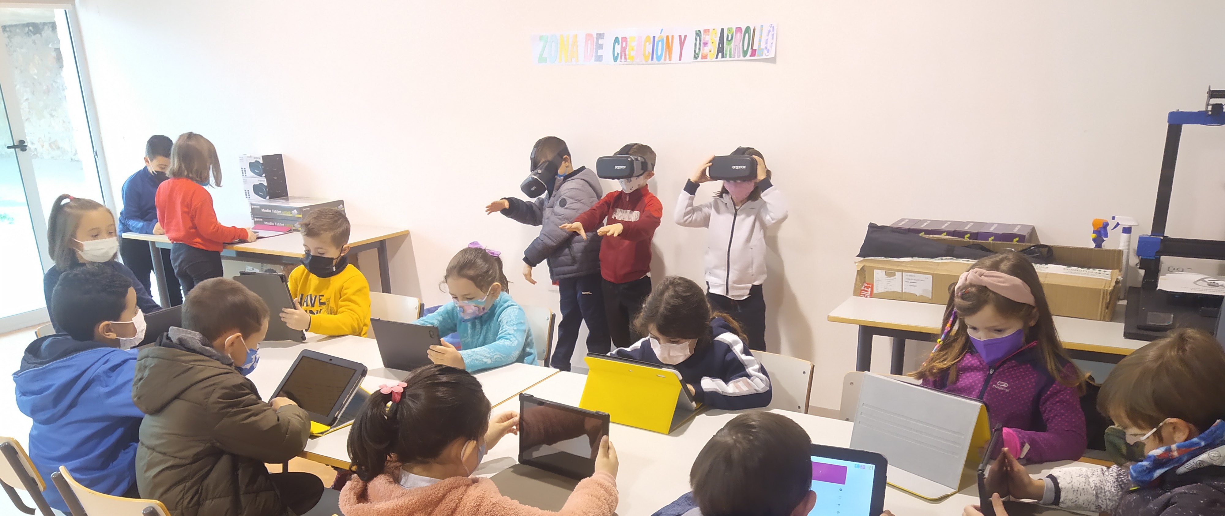 Estudiantes con tablets y con gafas de realidad virtual