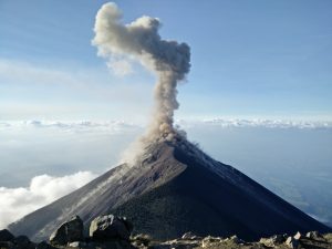 Volcán emitiendo gases 