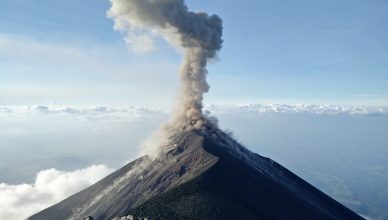 Volcán emitiendo gases