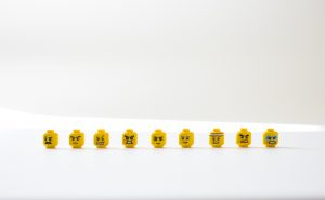 Cabezas lego con distintas expresiones faciales
