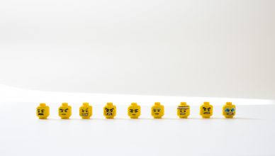 Cabezas lego con distintas expresiones faciales