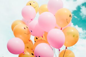 Globos con caras felices dibujadas