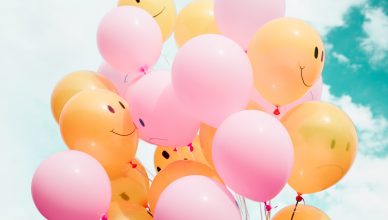 Globos con caras felices dibujadas