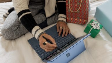 Detalle de una chica con una tablet con teclado